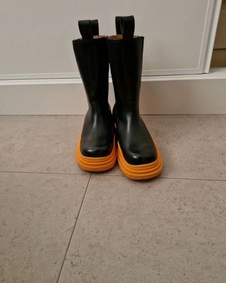 Botas negras y naranjas estilo Bottega