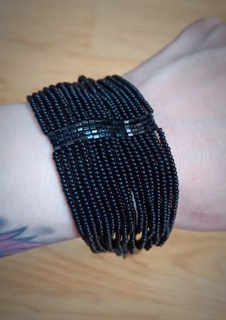 Pulsera de cuentas negras 