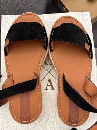 Sandalias plataforma negras y marrones