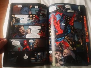 Comic Spiderman. Entre los muertos. Must have.