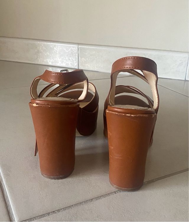 Scarpe con tacco color cuoio