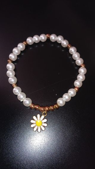 Pulsera perlas blancas y doradas