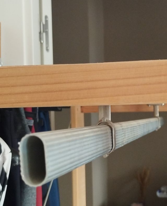 Mueble con 2 baldas y barras