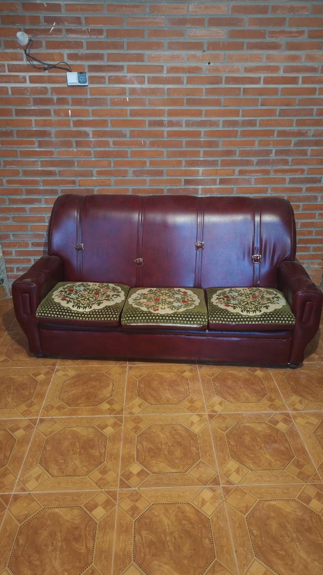 Sofá de piel. Buen estado. A recoger en La Muela.