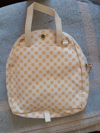 Mochila pequeña blanca y amarilla