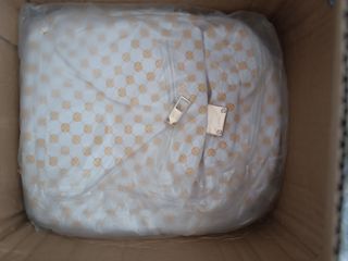 Mochila pequeña blanca y amarilla