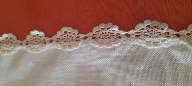 Runner in cotone bianco con pizzo