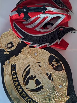 Máscara Rey Mysterio & Cinturón WWE