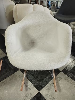 Silla mecedora borrego blanca con reposabrazos