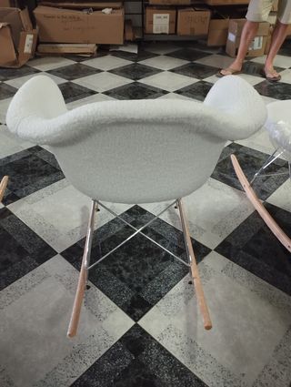 Silla mecedora borrego blanca con reposabrazos