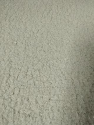 Silla mecedora borrego blanca con reposabrazos