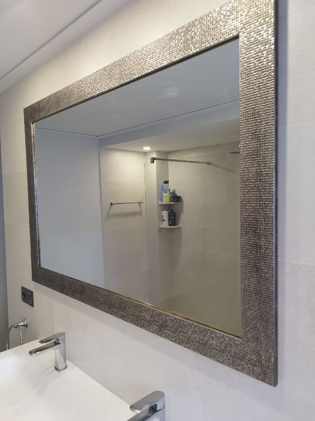 Espejo moderno gris plata