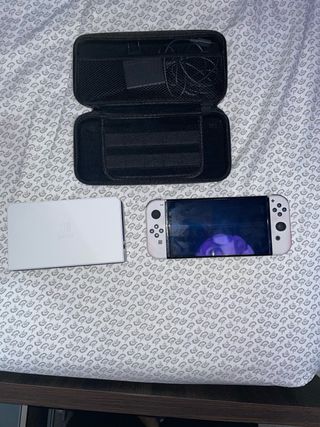 Nintendo Switch OLED blanca.