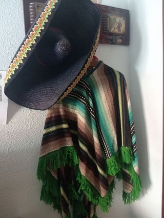 Sombrero y poncho charro