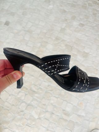 sandalias tacon en piel marca española Farrutx 