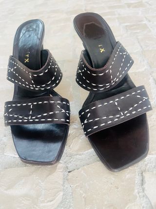 sandalias tacon en piel marca española Farrutx 