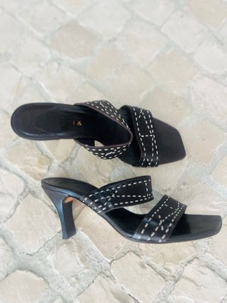 sandalias tacon en piel marca española Farrutx 