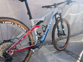 Bicicleta Cube carbono doble suspensión