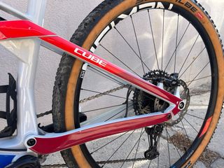 Bicicleta Cube carbono doble suspensión