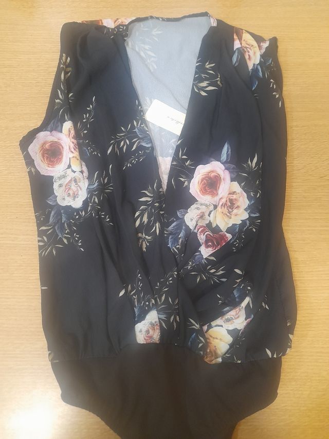 Body azul marino y flores verano