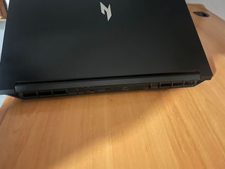 Portátil Acer Nitro V 16 con seguro 