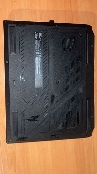 Portátil Acer Nitro V 16 con seguro 