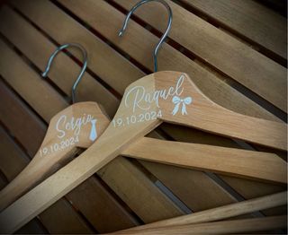 Perchas de madera personalizadas