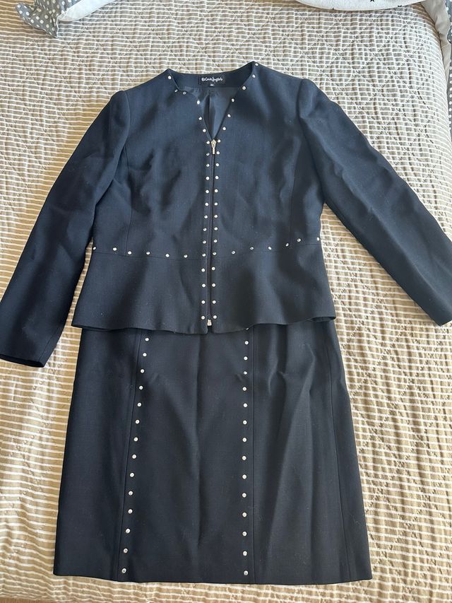 Traje negro con tachuelas