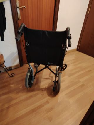 Silla de ruedas plegable ligera.
