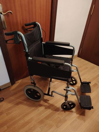 Silla de ruedas plegable ligera.