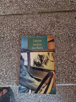 Cuartos oscuros - Juan Madrid