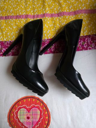 Tacones negros charol