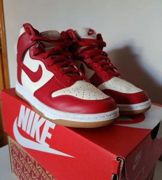 Nike Dunk High - rojas y blancas - 38.5