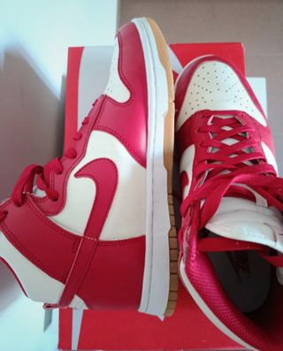 Nike Dunk High - rojas y blancas - 38.5