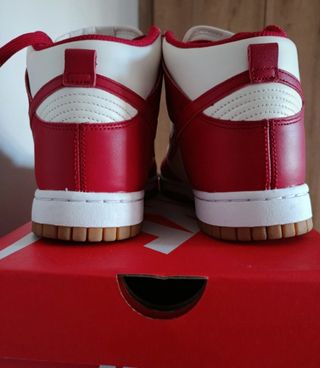 Nike Dunk High - rojas y blancas - 38.5