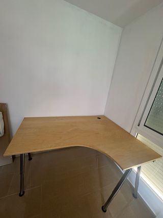 Escritorio esquinero madera patas aluminio