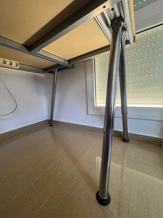 Escritorio esquinero madera patas aluminio