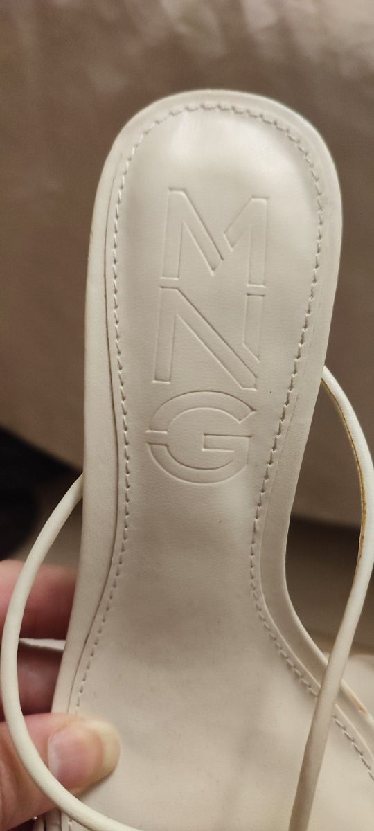 Sandalias blancas tacón bajo.