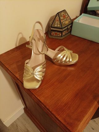 Sandalias doradas tacón medio