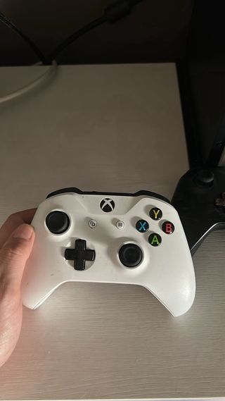 Xbox 360 One bianca + 5 giochi + 2 controller