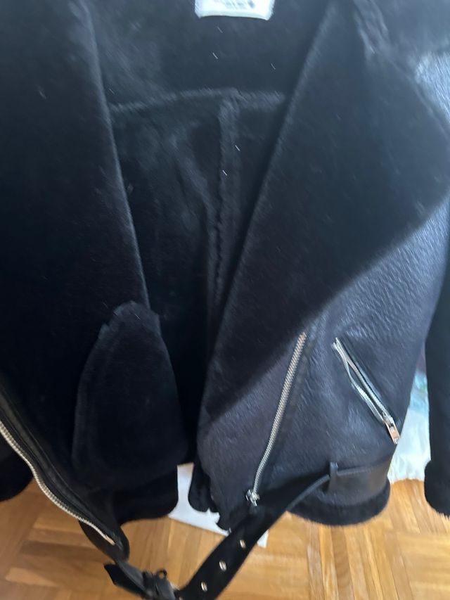 Cazadora borreguillo negra, puesta dos veces