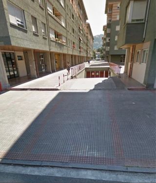 Se alquila garaje cerrado barrio Iurre