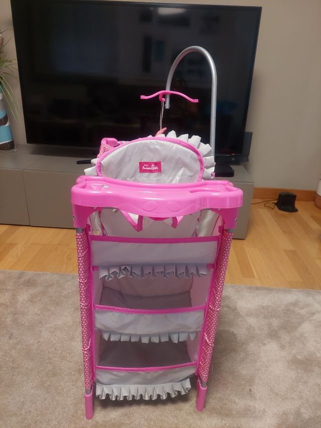 Cuna, trona, armario para muñecos. Juguettos