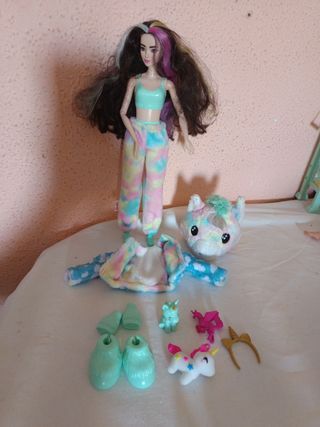 Barbie Unicornio: Pijama reversible y Accesorios.