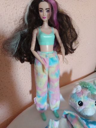 Barbie Unicornio: Pijama reversible y Accesorios.