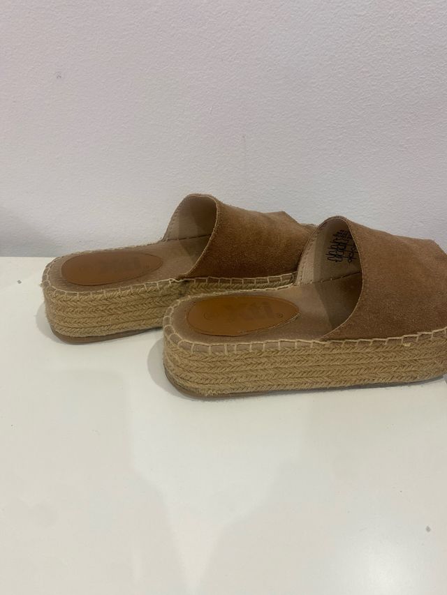 Alpargatas cuña marrones.