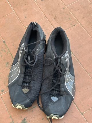 Zapatillas Puma negras y plateadas