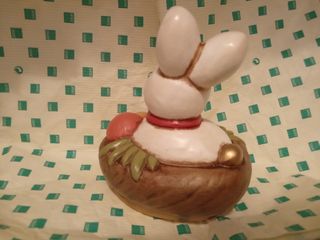 Coniglio bianco su cesta con uova pasqua