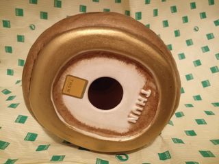 Coniglio bianco su cesta con uova pasqua