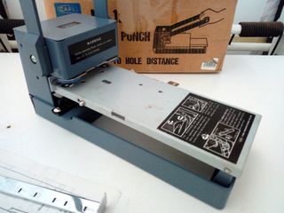 TALADRADORA-PERFORADORA DE PAPEL/CARTULINA CARL